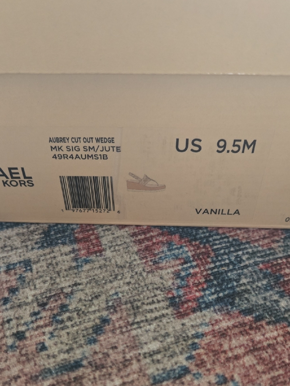 Michael Kors Cream and Gold MK Logo Thong Sandals With Box And Packing. - Picture 5 of 5